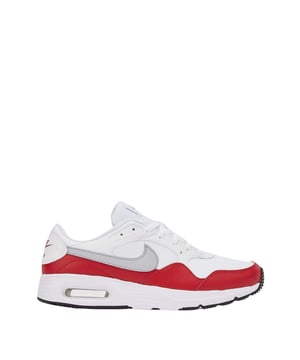 Erleben Sie die perfekte Kombination aus Style und Komfort mit den Nike Air Max SC Red Detail White Sneakers. Hergestellt aus hochwertigem Leder und strapazierfähigem Gummi, bestechen diese Sneaker durch ihre markante weiße Basis mit kräftigen roten und dezenten grauen Akzenten. Die ikonische Air Max-Blase in der Ferse sorgt für hervorragende Dämpfung und ganztägigen Tragekomfort, während der Schnürverschluss für sicheren Sitz sorgt. Mit einer bequemen Innensohle und dem klassischen Nike-Swoosh auf beiden Seiten sowie dem „Nike Air"-Schriftzug auf Zunge und Ferse bieten diese Sneaker Performance und herausragenden Style für jeden Anlass - egal ob lässig oder sportlich. Hergestellt in Indonesien mit hochwertiger Handwerkskunst, sind sie ein Must-have für Ihre Schuhsammlung. 100 % Leder