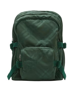 Blijf georganiseerd en onderweg met deze veelzijdige en stijlvolle rugzak van Burberry. Met twee hoofdvakken en een klein voorvakje kun je al je benodigdheden gemakkelijk inpakken en erbij. De ritssluiting houdt je spullen veilig, terwijl de verstelbare banden comfort bieden voor de hele dag. Gemaakt van een combinatie van hoogwaardig polyamide en polyester, is deze rugzak zowel duurzaam als modieus, waardoor hij een must-have is voor elke modebewuste persoon. Perfect voor dagelijks gebruik of voor op reis, deze rugzak is de ultieme mix van functionaliteit en luxe