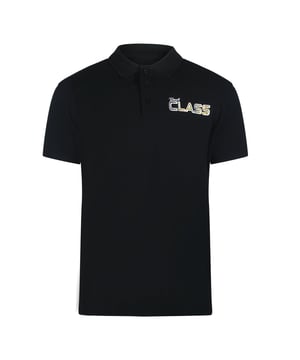 Werten Sie Ihre Freizeitgarderobe mit dem schwarzen Poloshirt Cavalli Class Vibrant Floral Logo auf. Dieses kurzärmelige Poloshirt aus 100 % hochwertiger Baumwolle bietet außergewöhnlichen Komfort und Atmungsaktivität - perfekt für den ganzen Tag. Das elegante schwarze Design wird durch ein markantes, leuchtendes Blumenlogo aufgewertet und verleiht Ihrem Look einen Hauch von Eleganz. Dieses Poloshirt wurde in Bangladesch mit viel Liebe zum Detail gefertigt und vereint Stil und Strapazierfähigkeit mühelos. Es eignet sich sowohl für entspannte als auch für elegante Anlässe und ist ein vielseitiges Accessoire, das Sie mit dezenter Eleganz aus der Masse hervorstechen lässt. Erleben Sie die perfekte Mischung aus Komfort und Mode mit diesem herausragenden Stück