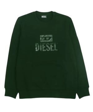 Verrijk je casual garderobe met de Diesel Mono Tone Logo Dark Green Sweatshirt. Gemaakt van een premium mix van 100% katoen met een geribbelde afwerking van 95% katoen en 5% elastaan, biedt deze sweatshirt uitzonderlijk comfort en duurzaamheid. De rijke donkergroene tint en het subtiele ton-sur-ton logodesign zorgen voor een stijlvolle maar ingetogen look, perfect voor dagelijks gebruik. De geribbelde manchetten en zoom zorgen voor een nauwsluitende pasvorm, terwijl de zachte stof je de hele dag comfortabel houdt. Ideaal om als laagje of solo te dragen, combineert deze sweatshirt moeiteloos kwaliteit en stijl. Maak een zelfverzekerde statement met Diesels tijdloze design