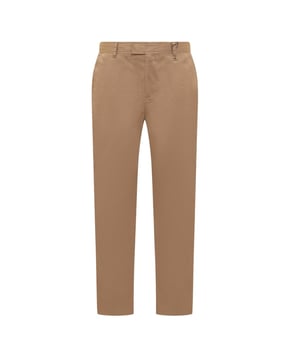 Verrijk je garderobe met deze Burberry Shilton Cotton Camel Beige Chino-broek. Deze broek is voorzien van een knoop-, ritssluiting en clipsluiting en biedt zowel stijl als gemak. De twee voorzakken en twee achterzakken met knoopsluiting bieden voldoende opbergruimte voor je essentials. Deze broek is afgewerkt met riemlussen en het iconische Burberry-monogram rechtsachter. Hij is gemaakt van hoogwaardige materialen - 97% katoen en 3% elastaan - voor maximaal comfort en duurzaamheid. Upgrade je dagelijkse look en voel je zelfverzekerd in deze onmisbare broek