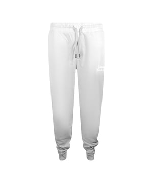 De Cavalli Class Bold Logo lichtgrijze joggingbroek combineert moeiteloos comfort en stijl. Deze joggingbroek is gemaakt van 100% katoen en voelt zacht en ademend aan, perfect om de hele dag te dragen. De lichtgrijze melange stof is voorzien van een opvallend, opvallend logo, wat een moderne touch geeft aan je casual garderobe. Deze joggingbroek is ontworpen voor heren en gemaakt in Bangladesh. Hij heeft een relaxte pasvorm, ideaal om te loungen of voor actieve dagen. Verrijk je dagelijkse look met een item dat kwaliteit, comfort en een modern design combineert
