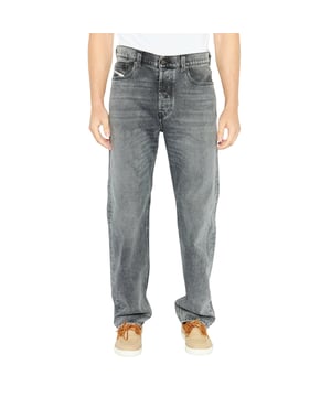 Verrijk je garderobe met de Diesel 2010 D-Macs lichtgrijze denim broek, gemaakt van een hoogwaardige mix van 99% katoen en 1% elastaan voor uitzonderlijk comfort en duurzaamheid. Met een klassiek five-pocket-ontwerp biedt deze broek zowel stijl als functionaliteit. De lichtgrijze wassing voegt een moderne, veelzijdige touch toe die moeiteloos met elke outfit combineert. Ontworpen voor een flatterende pasvorm met subtiele stretch, beweegt hij de hele dag met je mee. Perfect voor casual of smart-casual gelegenheden, combineert deze Diesel jeans een tijdloze uitstraling met eigentijds comfort, zodat je er altijd goed uitziet en je zelfverzekerd voelt