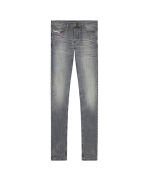 Ontdek de Diesel D-Luster Grey Denim Pants, vakkundig vervaardigd voor mannen die waarde hechten aan zowel stijl als comfort. Deze broek is gemaakt van een hoogwaardige mix van 99% katoen en 1% elastaan en biedt een perfecte balans tussen duurzaamheid en stretch, ideaal voor de hele dag. Dankzij het klassieke five-pocket-ontwerp biedt de broek praktische opbergruimte en een strakke, moderne look. De subtiele grijze wassing zorgt voor veelzijdigheid, waardoor deze denim broek ideaal is voor casual uitjes of smart-casual gelegenheden. Verrijk je garderobe met de kenmerkende kwaliteit en het tijdloze design van Diesel, waarmee je moeiteloos opvalt
