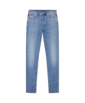 Ontdek de Diesel 1986 Larkee-Beex Blue Denim Pants, vakkundig vervaardigd voor mannen die waarde hechten aan zowel stijl als comfort. Deze broek is gemaakt van 99% katoen en 1% elastaan en biedt een perfecte balans tussen duurzaamheid en stretch, ideaal voor dagelijks gebruik. Met een klassiek five-pocket-ontwerp biedt de broek praktische opbergruimte en behoudt hij een tijdloze look. De authentieke blauwe denim finish voegt een veelzijdige touch toe aan je garderobe, ideaal voor casual uitjes of smart-casual gelegenheden. Verrijk je dagelijkse stijl met deze betrouwbare en modieuze Diesel jeans die traditioneel vakmanschap combineren met modern comfort