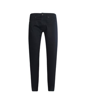 Werten Sie Ihre Garderobe mit der Diesel Tepphar-X All Black Denim Hose auf. Sie besteht aus einer hochwertigen Mischung aus 99 % Baumwolle und 1 % Elasthan und bietet außergewöhnlichen Komfort und Langlebigkeit. Mit ihrem klassischen Five-Pocket-Design bietet diese Hose Stil und Funktionalität - perfekt für den Alltag oder als auffälliges Statement. Das elegante, komplett schwarze Finish verleiht einen modernen Touch und macht sie zu einem vielseitigen Begleiter für jeden Anlass. Diese Jeanshose wurde für Männer entworfen, die Wert auf Qualität und moderne Mode legen. Sie vereint zeitlose Ästhetik mit einer bequemen Passform, die sich Ihren Bewegungen anpasst. Werten Sie Ihre Kollektion mit der Diesel Tepphar-X auf und kreieren Sie einen selbstbewussten, stilvollen Look