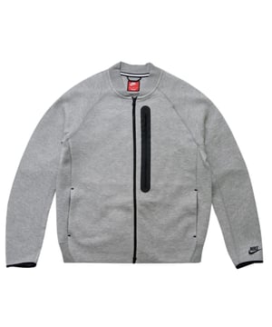 Het Nike Plain Grey Zip Up Track Jacket is de perfecte mix van comfort, stijl en functionaliteit. Gemaakt van een zachte maar duurzame mix van 53% katoen en 47% polyester, biedt dit herenjack ademende warmte voor dagelijks gebruik of lichte workouts. De volledige ritssluiting maakt het gemakkelijk om als laagje te dragen, terwijl de elastische manchetten en tailleband zorgen voor een veilige, getailleerde pasvorm die met je meebeweegt. Ontworpen met functionaliteit in gedachten, heeft het jack een linkerborstzak met rits en twee ruime voorzakken om je essentials veilig en toegankelijk te bewaren. Het subtiele Nike-logo op de linkermouw voegt een vleugje sportieve verfijning toe, waardoor dit jack een veelzijdige aanvulling is op je garderobe. Gemaakt in Cambodja met aandacht voor kwaliteit, is het een ideale keuze voor wie op zoek is naar betrouwbare prestaties en een tijdloze stijl
