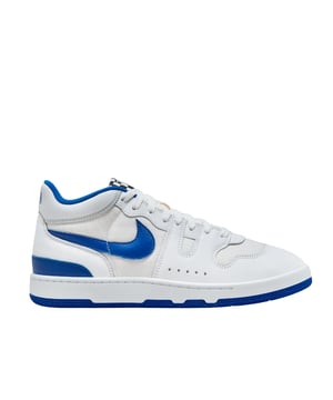 Erleben Sie die perfekte Kombination aus Style und Performance mit den Nike Attack Sneakers in Blau und Weiß. Hergestellt aus hochwertigem Leder und strapazierfähigem Gummi bieten diese Sneaker dauerhaften Komfort und Halt. Mit sicherem Schnürverschluss und den ikonischen Nike-Logos auf beiden Seiten sorgen sie für einen markanten, sportlichen Look. Das schwarz-weiße Karomuster und der Nike-Schriftzug auf Zunge und Ferse verleihen Ihrer Schuhkollektion einen unverwechselbaren Touch. Diese Sneaker wurden für Männer entwickelt, die Wert auf Mode und Funktionalität legen und eignen sich ideal für den Alltag und sportliche Aktivitäten. Mit Nike Attack sind Sie selbstbewusst unterwegs. 100 % Leder