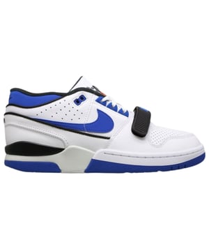 Erleben Sie die perfekte Kombination aus Style und Komfort mit den Nike Air Force Sneakers in Blau und Weiß. Diese Sneaker aus hochwertigem Leder und strapazierfähigem Gummi verfügen über einen sicheren Schnür- und Riemenverschluss für einen bequemen Sitz. Der ikonische große Nike-Swoosh auf beiden Seiten und das markante Air-Force-Emblem auf der Zunge unterstreichen das klassische Design, während das Nike Air-Logo an der Ferse für einen Hauch von Authentizität sorgt. Hergestellt in Vietnam, bieten diese Sneaker langlebige Qualität und einen eleganten Look, der jedes lässige Outfit aufwertet. Treten Sie selbstbewusst mit einem zeitlosen Paar auf, das Performance und Mode mühelos vereint. 100 % Leder
