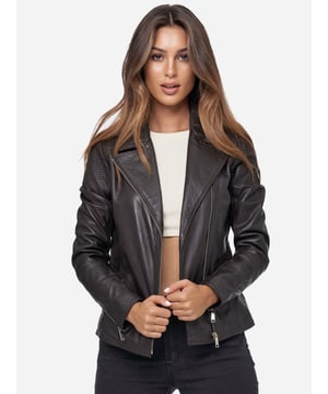 Artikelbeschreibung


	Moderne &amp; zeitlose Damen Lederjacke von Tazzio
	Verschluss: Reißverschluss
	Seitliche Reißverschlusstaschen
	Eingelassene Brusttasche mit Reißverschluss
	Schräger Reißverschluss
	Reverskragen
	Edle und hochwertige Knöpfe/Nieten
	Ton-in-Ton-Nähte
	Hochwertiges Material &amp; bequem zu tragen
	Ideale Echtlederjacke für das ganze Jahr


Passform


	
Passform: Slim Fit
	
Länge: Normale Länge
	
Ärmellänge: Langarm


Material &amp; Pflege


	
Material: 100% Leder
	
Pflegehinweise: Lederreinigung (siehe bitte Etikett)
