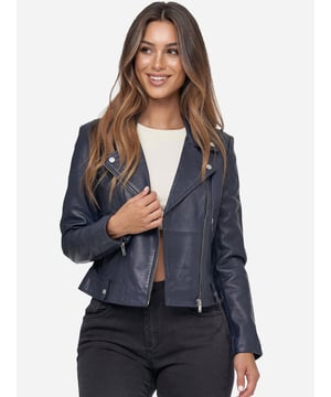 Artikelbeschreibung


	Moderne &amp; zeitlose Damen Lederjacke von Tazzio
	Verschluss: Reißverschluss
	Seitliche Reißverschlusstaschen
	Eingelassene Brusttasche mit Reißverschluss
	Schräger Reißverschluss
	Reverskragen
	Edle und hochwertige Knöpfe/Nieten
	Ton-in-Ton-Nähte
	Hochwertiges Material &amp; bequem zu tragen
	Ideale Echtlederjacke für das ganze Jahr


Passform


	
Passform: Slim Fit
	
Länge: Normale Länge
	
Ärmellänge: Langarm


Material &amp; Pflege


	
Material: 100% Leder
	
Pflegehinweise: Lederreinigung (siehe bitte Etikett)