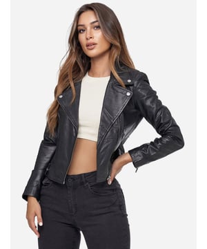 Artikelbeschreibung


	Moderne &amp; zeitlose Damen Lederjacke von Tazzio
	Verschluss: Reißverschluss
	Seitliche Reißverschlusstaschen
	Eingelassene Brusttasche mit Reißverschluss
	Schräger Reißverschluss
	Reverskragen
	Edle und hochwertige Knöpfe/Nieten
	Ton-in-Ton-Nähte
	Hochwertiges Material &amp; bequem zu tragen
	Ideale Echtlederjacke für das ganze Jahr


Passform


	
Passform: Slim Fit
	
Länge: Normale Länge
	
Ärmellänge: Langarm


Material &amp; Pflege


	
Material: 100% Leder
	
Pflegehinweise: Lederreinigung (siehe bitte Etikett)