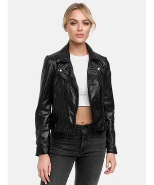 Artikelbeschreibung


	Moderne &amp; zeitlose Damen Lederjacke von Tazzio
	Verschluss: Reißverschluss
	Seitliche Reißverschlusstaschen
	Eingelassene Brusttasche mit Reißverschluss
	Schräger Reißverschluss
	Reverskragen
	Edle und hochwertige Knöpfe/Nieten
	Ärmelabschluss mit Reißverschluss
	Ton-in-Ton-Nähte
	Hochwertiges Material &amp; bequem zu tragen
	Ideale Echtlederjacke für das ganze Jahr


Passform


	
Passform: Slim Fit
	
Länge: Normale Länge
	
Ärmellänge: Langarm


Material &amp; Pflege


	
Material: 100% Leder
	
Pflegehinweise: Lederreinigung (siehe bitte Etikett)