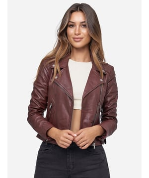 Artikelbeschreibung


	Moderne &amp; zeitlose Damen Lederjacke von Tazzio
	Verschluss: Reißverschluss
	Seitliche Reißverschlusstaschen
	Eingelassene Brusttasche mit Reißverschluss
	Schräger Reißverschluss
	Reverskragen
	Edle und hochwertige Knöpfe/Nieten
	Ton-in-Ton-Nähte
	Hochwertiges Material &amp; bequem zu tragen
	Ideale Echtlederjacke für das ganze Jahr


Passform


	
Passform: Slim Fit
	
Länge: Normale Länge
	
Ärmellänge: Langarm


Material &amp; Pflege


	
Material: 100% Leder
	
Pflegehinweise: Lederreinigung (siehe bitte Etikett)