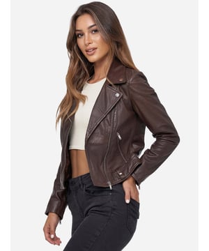 Artikelbeschreibung


	Moderne &amp; zeitlose Damen Lederjacke von Tazzio
	Verschluss: Reißverschluss
	Seitliche Reißverschlusstaschen
	Eingelassene Brusttasche mit Reißverschluss
	Schräger Reißverschluss
	Reverskragen
	Edle und hochwertige Knöpfe/Nieten
	Ton-in-Ton-Nähte
	Hochwertiges Material &amp; bequem zu tragen
	Ideale Echtlederjacke für das ganze Jahr


Passform


	
Passform: Slim Fit
	
Länge: Normale Länge
	
Ärmellänge: Langarm


Material &amp; Pflege


	
Material: 100% Leder
	
Pflegehinweise: Lederreinigung (siehe bitte Etikett)