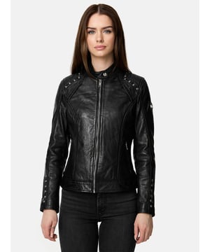 Artikelbeschreibung


	Moderne &amp; zeitlose Damen Lederjacke von Tazzio
	Verschluss: Reißverschluss
	Seitliche Reißverschlusstaschen
	Eingelassene Brusttasche mit Reißverschluss
	Edle und hochwertige Knöpfe/Nieten
	Ton-in-Ton-Nähte
	Hochwertiges Material &amp; bequem zu tragen
	Ideale Echtlederjacke für das ganze Jahr


Passform


	
Passform: Normal
	
Schnitt: Gerade
	
Länge: Normale Länge
	
Ärmellänge: Langarm


Material &amp; Pflege


	
Material: 100% Leder
	
Pflegehinweise: Lederreinigung (siehe bitte Etikett)