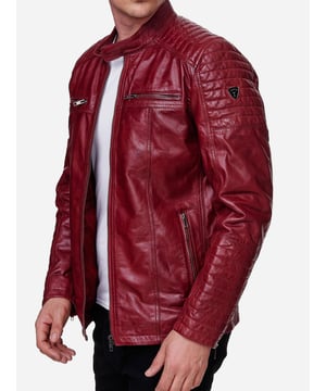 Moderne &amp; zeitlose Herren Lederjacke von TAZZIO 

Passform: normal &amp; bequem  

Verschluss: Reißverschluss

Biker-Look

2 seitliche Eingrifftaschen, 2 Brusttaschen &amp; 1 eingelassene Brusttasche - mit Reißverschluss 

Edle und hochwertige Knöpfe

Hochwertiges Material &amp; bequem zu tragen 

Ideale Jacke für das ganze Jahr


GrößentabelleGröße S Brust (A) 57,5 cm / Länge (B) 69,5 cm / Armlänge (C) 66,5 cm / Handgelenk (D) 13,5cmGröße M Brust (A) 60 cm / Länge (B) 71 cm / Armlänge (C) 67 cm / Handgelenk (D) 13,75 cmGröße L Brust (A) 62,5 cm / Länge (B) 72,5 cm / Armlänge (C) 67,5 cm / Handgelenk (D) 14 cmGröße XL Brust (A) 65 cm / Länge (B) 74 cm / Armlänge (C)  68 cm / Handgelenk (D) 14,25 cmGröße XXL Brust (A) 67,5 cm / Länge (B) 75,5 cm / Armlänge (C) 68,5 cm / Handgelenk (D) 14,5 cmRichtwerte - hierbei handelt es sich um ca. Angaben zur Orientierung / (Toleranz ca. +/- 1-2cm)