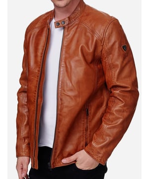 Moderne &amp; zeitlose Herren Lederjacke von TAZZIO 

Passform: normal &amp; bequem  

Verschluss: Reißverschluss

2 seitliche Eingrifftaschen &amp; 1 eingelassene Brusttasche mit Reißverschluss

Edle und hochwertige Knöpfe 

Hochwertiges Material &amp; bequem zu tragen 

Ideale Jacke für das ganze Jahr


GrößentabelleGröße S Brust (A) 57,5 cm / Länge (B) 69,5 cm / Armlänge (C) 66,5 cm / Handgelenk (D) 13,5cmGröße M Brust (A) 60 cm / Länge (B) 71 cm / Armlänge (C) 67 cm / Handgelenk (D) 13,75 cmGröße L Brust (A) 62,5 cm / Länge (B) 72,5 cm / Armlänge (C) 67,5 cm / Handgelenk (D) 14 cmGröße XL Brust (A) 65 cm / Länge (B) 74 cm / Armlänge (C)  68 cm / Handgelenk (D) 14,25 cmGröße XXL Brust (A) 67,5 cm / Länge (B) 75,5 cm / Armlänge (C) 68,5 cm / Handgelenk (D) 14,5 cmRichtwerte - hierbei handelt es sich um ca. Angaben zur Orientierung / (Toleranz ca. +/- 1-2cm)