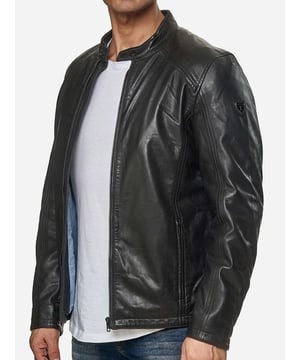 Moderne &amp; zeitlose Herren Lederjacke von TAZZIO 

Passform: normal &amp; bequem  

Verschluss: Reißverschluss

2 seitliche Eingrifftaschen &amp; 1 eingelassene Brusttasche mit Reißverschluss

Edle und hochwertige Knöpfe 

Hochwertiges Material &amp; bequem zu tragen 

Ideale Jacke für das ganze Jahr


GrößentabelleGröße S Brust (A) 57,5 cm / Länge (B) 69,5 cm / Armlänge (C) 66,5 cm / Handgelenk (D) 13,5cmGröße M Brust (A) 60 cm / Länge (B) 71 cm / Armlänge (C) 67 cm / Handgelenk (D) 13,75 cmGröße L Brust (A) 62,5 cm / Länge (B) 72,5 cm / Armlänge (C) 67,5 cm / Handgelenk (D) 14 cmGröße XL Brust (A) 65 cm / Länge (B) 74 cm / Armlänge (C)  68 cm / Handgelenk (D) 14,25 cmGröße XXL Brust (A) 67,5 cm / Länge (B) 75,5 cm / Armlänge (C) 68,5 cm / Handgelenk (D) 14,5 cmRichtwerte - hierbei handelt es sich um ca. Angaben zur Orientierung / (Toleranz ca. +/- 1-2cm)