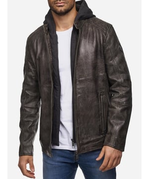 Artikelbeschreibung


	Moderne &amp; zeitlose Herren Lederjacke von Tazzio
	Biker Look im Two-in-One Hoodie Style
	Innenleben &amp; Kapuze abnehmbar mit Reißverschluss
	Edle und hochwertige Knöpfe &amp; Reißverschlüsse
	Ton-in-Ton-Nähte
	Hochwertiges Material &amp; bequem zu tragen
	Ideale Jacke für das ganze Jahr


Passform


	
Passform: Normal &amp; bequem
	
Länge: Normale Länge
	
Ärmellänge: Langarm


Verschluss &amp; Taschen


	
Verschluss: Reißverschluss
	
Taschen: Reißverschlusstaschen, eingelassene Innentasche


Material &amp; Pflege


	
Obermaterial: 100% Leder, Kapuze: 90% Baumwolle, 10% Polyester
	
Pflegehinweise: Lederreinigung (siehe bitte Etikett)


Größentabelle
Größe S Brust (A) 57,5 cm / Länge (B) 69,5 cm / Armlänge (C) 66,5 cm / Handgelenk (D) 13,5cm
Größe M Brust (A) 60 cm / Länge (B) 71 cm / Armlänge (C) 67 cm / Handgelenk (D) 13,75 cm
Größe L Brust (A) 62,5 cm / Länge (B) 72,5 cm / Armlänge (C) 67,5 cm / Handgelenk (D) 14 cm
Größe XL Brust (A) 65 cm / Länge (B) 74 cm / Armlänge (C)  68 cm / Handgelenk (D) 14,25 cm
Größe XXL Brust (A) 67,5 cm / Länge (B) 75,5 cm / Armlänge (C) 68,5 cm / Handgelenk (D) 14,5 cm
Richtwerte - hierbei handelt es sich um ca. Angaben zur Orientierung / (Toleranz ca. +/- 1-2cm)