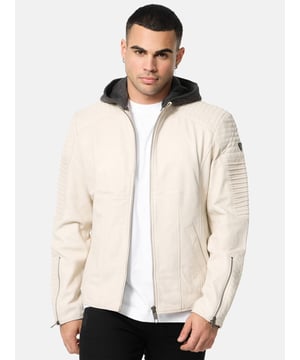 Artikelbeschreibung


	Moderne &amp; zeitlose Herren Lederjacke von Tazzio
	Biker-Look
	Kapuze abnehmbar via Knopf
	Edle und hochwertige Knöpfe &amp; Reißverschlüsse
	Ton-in-Ton-Nähte
	Hochwertiges Material &amp; bequem zu tragen
	Ideale Jacke für das ganze Jahr


Passform


	
Passform: Normal &amp; bequem
	
Länge: Normale Länge
	
Ärmellänge: Langarm


Verschluss &amp; Taschen


	
Verschluss: Reißverschluss
	
Taschen: Seitliche Eingrifftaschen, eingelassene Innentasche


Material &amp; Pflege


	
Obermaterial: 100% Leder, Kapuze: 90% Baumwolle, 10% Polyester
	
Pflegehinweise: Lederreinigung (siehe bitte Etikett)