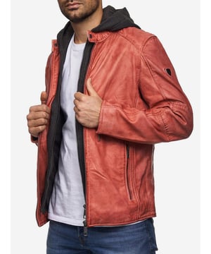 Artikelbeschreibung


	Moderne &amp; zeitlose Herren Lederjacke von Tazzio
	Biker Look im Two-in-One Hoodie Style
	Innenleben &amp; Kapuze abnehmbar mit Reißverschluss
	Edle und hochwertige Knöpfe &amp; Reißverschlüsse
	Ton-in-Ton-Nähte
	Hochwertiges Material &amp; bequem zu tragen
	Ideale Jacke für das ganze Jahr


Passform


	
Passform: Normal &amp; bequem
	
Länge: Normale Länge
	
Ärmellänge: Langarm


Verschluss &amp; Taschen


	
Verschluss: Reißverschluss
	
Taschen: Reißverschlusstaschen, eingelassene Innentasche


Material &amp; Pflege


	
Obermaterial: 100% Leder, Kapuze: 90% Baumwolle, 10% Polyester
	
Pflegehinweise: Lederreinigung (siehe bitte Etikett)


Größentabelle
Größe S Brust (A) 57,5 cm / Länge (B) 69,5 cm / Armlänge (C) 66,5 cm / Handgelenk (D) 13,5cm
Größe M Brust (A) 60 cm / Länge (B) 71 cm / Armlänge (C) 67 cm / Handgelenk (D) 13,75 cm
Größe L Brust (A) 62,5 cm / Länge (B) 72,5 cm / Armlänge (C) 67,5 cm / Handgelenk (D) 14 cm
Größe XL Brust (A) 65 cm / Länge (B) 74 cm / Armlänge (C)  68 cm / Handgelenk (D) 14,25 cm
Größe XXL Brust (A) 67,5 cm / Länge (B) 75,5 cm / Armlänge (C) 68,5 cm / Handgelenk (D) 14,5 cm
Richtwerte - hierbei handelt es sich um ca. Angaben zur Orientierung / (Toleranz ca. +/- 1-2cm)