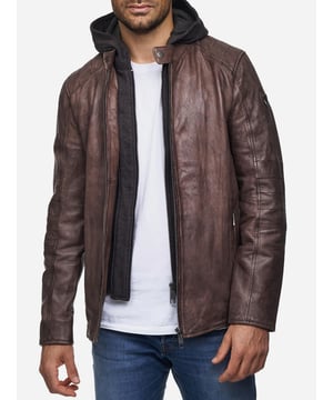 Artikelbeschreibung


	Moderne &amp; zeitlose Herren Lederjacke von Tazzio
	Biker Look im Two-in-One Hoodie Style
	Innenleben &amp; Kapuze abnehmbar mit Reißverschluss
	Edle und hochwertige Knöpfe &amp; Reißverschlüsse
	Ton-in-Ton-Nähte
	Hochwertiges Material &amp; bequem zu tragen
	Ideale Jacke für das ganze Jahr


Passform


	
Passform: Normal &amp; bequem
	
Länge: Normale Länge
	
Ärmellänge: Langarm


Verschluss &amp; Taschen


	
Verschluss: Reißverschluss
	
Taschen: Reißverschlusstaschen, eingelassene Innentasche


Material &amp; Pflege


	
Obermaterial: 100% Leder, Kapuze: 90% Baumwolle, 10% Polyester
	
Pflegehinweise: Lederreinigung (siehe bitte Etikett)


Größentabelle
Größe S Brust (A) 57,5 cm / Länge (B) 69,5 cm / Armlänge (C) 66,5 cm / Handgelenk (D) 13,5cm
Größe M Brust (A) 60 cm / Länge (B) 71 cm / Armlänge (C) 67 cm / Handgelenk (D) 13,75 cm
Größe L Brust (A) 62,5 cm / Länge (B) 72,5 cm / Armlänge (C) 67,5 cm / Handgelenk (D) 14 cm
Größe XL Brust (A) 65 cm / Länge (B) 74 cm / Armlänge (C)  68 cm / Handgelenk (D) 14,25 cm
Größe XXL Brust (A) 67,5 cm / Länge (B) 75,5 cm / Armlänge (C) 68,5 cm / Handgelenk (D) 14,5 cm
Richtwerte - hierbei handelt es sich um ca. Angaben zur Orientierung / (Toleranz ca. +/- 1-2cm)