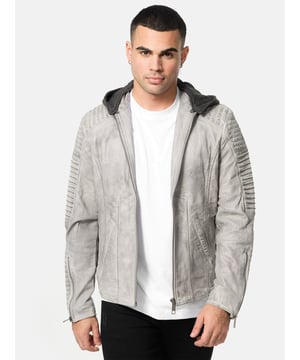 Artikelbeschreibung


	Moderne &amp; zeitlose Herren Lederjacke von Tazzio
	Biker-Look
	Kapuze abnehmbar via Knopf
	Edle und hochwertige Knöpfe &amp; Reißverschlüsse
	Ton-in-Ton-Nähte
	Hochwertiges Material &amp; bequem zu tragen
	Ideale Jacke für das ganze Jahr


Passform


	
Passform: Normal &amp; bequem
	
Länge: Normale Länge
	
Ärmellänge: Langarm


Verschluss &amp; Taschen


	
Verschluss: Reißverschluss
	
Taschen: Seitliche Eingrifftaschen, eingelassene Innentasche


Material &amp; Pflege


	
Obermaterial: 100% Leder, Kapuze: 90% Baumwolle, 10% Polyester
	
Pflegehinweise: Lederreinigung (siehe bitte Etikett)