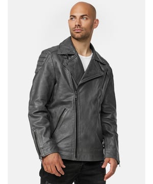 Moderne &amp; zeitlose Herren Lederjacke von Tazzio
	Verschluss: Schräger Reißverschluss
	Reverskragen
	Biker-Look
	Seitliche Reißverschlusstaschen
	Brusttasche mit Reißverschluss
	Eingelassene Innentasche
	Edle und hochwertige Knöpfe/Nieten
	Ton-in-Ton-Nähte
	Hochwertiges Material &amp; bequem zu tragen
	Ideale Jacke für das ganze Jahr


Passform


	
Passform: Regular Fit (normal)
	
Länge: Normale Länge
	
Ärmellänge: Langarm


Material &amp; Pflege


	
Material: 100% Leder
	
Pflegehinweise: Lederreinigung (siehe bitte Etikett)


Größentabelle
Größe S Brust (A) 57,5 cm / Länge (B) 69,5 cm / Armlänge (C) 66,5 cm / Handgelenk (D) 13,5cm
Größe M Brust (A) 60 cm / Länge (B) 71 cm / Armlänge (C) 67 cm / Handgelenk (D) 13,75 cm
Größe L Brust (A) 62,5 cm / Länge (B) 72,5 cm / Armlänge (C) 67,5 cm / Handgelenk (D) 14 cm
Größe XL Brust (A) 65 cm / Länge (B) 74 cm / Armlänge (C)  68 cm / Handgelenk (D) 14,25 cm
Größe XXL Brust (A) 67,5 cm / Länge (B) 75,5 cm / Armlänge (C) 68,5 cm / Handgelenk (D) 14,5 cm
Richtwerte - hierbei handelt es sich um ca. Angaben zur Orientierung / (Toleranz ca. +/- 1-2cm)