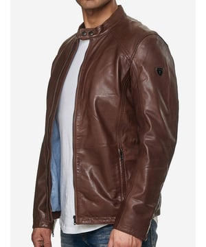 Moderne &amp; zeitlose Herren Lederjacke von TAZZIO 

Passform: normal &amp; bequem  

Verschluss: Reißverschluss

2 seitliche Eingrifftaschen &amp; 1 eingelassene Brusttasche mit Reißverschluss

Edle und hochwertige Knöpfe 

Hochwertiges Material &amp; bequem zu tragen 

Ideale Jacke für das ganze Jahr


GrößentabelleGröße S Brust (A) 57,5 cm / Länge (B) 69,5 cm / Armlänge (C) 66,5 cm / Handgelenk (D) 13,5cmGröße M Brust (A) 60 cm / Länge (B) 71 cm / Armlänge (C) 67 cm / Handgelenk (D) 13,75 cmGröße L Brust (A) 62,5 cm / Länge (B) 72,5 cm / Armlänge (C) 67,5 cm / Handgelenk (D) 14 cmGröße XL Brust (A) 65 cm / Länge (B) 74 cm / Armlänge (C)  68 cm / Handgelenk (D) 14,25 cmGröße XXL Brust (A) 67,5 cm / Länge (B) 75,5 cm / Armlänge (C) 68,5 cm / Handgelenk (D) 14,5 cmRichtwerte - hierbei handelt es sich um ca. Angaben zur Orientierung / (Toleranz ca. +/- 1-2cm)