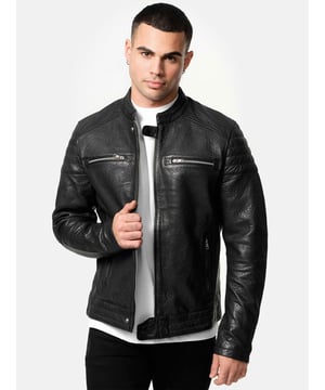 Artikelbeschreibung


	Moderne &amp; zeitlose Herren Lederjacke von Tazzio
	Edle und hochwertige Knöpfe &amp; Reißverschlüsse
	Ton-in-Ton-Nähte
	Hochwertiges Material &amp; bequem zu tragen
	Ideale Jacke für das ganze Jahr


Passform


	
Passform: Normal &amp; bequem
	
Länge: Normale Länge
	
Ärmellänge: Langarm


Verschluss &amp; Taschen


	
Verschluss: Reißverschluss
	
Taschen: Seitliche Eingrifftaschen, Brusttaschen, eingelassene Innentasche


Material &amp; Pflege


	
Obermaterial: 100% Leder
	
Pflegehinweise: Lederreinigung (siehe bitte Etikett)