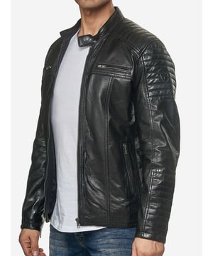 Moderne &amp; zeitlose Herren Lederjacke von TAZZIO 

Passform: normal &amp; bequem  

Verschluss: Reißverschluss

Biker-Look

2 seitliche Eingrifftaschen, 2 Brusttaschen &amp; 1 eingelassene Brusttasche - mit Reißverschluss 

Edle und hochwertige Knöpfe

Hochwertiges Material &amp; bequem zu tragen 

Ideale Jacke für das ganze Jahr


GrößentabelleGröße S Brust (A) 57,5 cm / Länge (B) 69,5 cm / Armlänge (C) 66,5 cm / Handgelenk (D) 13,5cmGröße M Brust (A) 60 cm / Länge (B) 71 cm / Armlänge (C) 67 cm / Handgelenk (D) 13,75 cmGröße L Brust (A) 62,5 cm / Länge (B) 72,5 cm / Armlänge (C) 67,5 cm / Handgelenk (D) 14 cmGröße XL Brust (A) 65 cm / Länge (B) 74 cm / Armlänge (C)  68 cm / Handgelenk (D) 14,25 cmGröße XXL Brust (A) 67,5 cm / Länge (B) 75,5 cm / Armlänge (C) 68,5 cm / Handgelenk (D) 14,5 cmRichtwerte - hierbei handelt es sich um ca. Angaben zur Orientierung / (Toleranz ca. +/- 1-2cm)