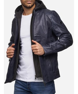 Artikelbeschreibung


	Moderne &amp; zeitlose Herren Lederjacke von Tazzio
	Biker Look im Two-in-One Hoodie Style
	Innenleben &amp; Kapuze abnehmbar mit Reißverschluss
	Edle und hochwertige Knöpfe &amp; Reißverschlüsse
	Ton-in-Ton-Nähte
	Hochwertiges Material &amp; bequem zu tragen
	Ideale Jacke für das ganze Jahr


Passform


	
Passform: Normal &amp; bequem
	
Länge: Normale Länge
	
Ärmellänge: Langarm


Verschluss &amp; Taschen


	
Verschluss: Reißverschluss
	
Taschen: Reißverschlusstaschen, eingelassene Innentasche


Material &amp; Pflege


	
Obermaterial: 100% Leder, Kapuze: 90% Baumwolle, 10% Polyester
	
Pflegehinweise: Lederreinigung (siehe bitte Etikett)


Größentabelle
Größe S Brust (A) 57,5 cm / Länge (B) 69,5 cm / Armlänge (C) 66,5 cm / Handgelenk (D) 13,5cm
Größe M Brust (A) 60 cm / Länge (B) 71 cm / Armlänge (C) 67 cm / Handgelenk (D) 13,75 cm
Größe L Brust (A) 62,5 cm / Länge (B) 72,5 cm / Armlänge (C) 67,5 cm / Handgelenk (D) 14 cm
Größe XL Brust (A) 65 cm / Länge (B) 74 cm / Armlänge (C)  68 cm / Handgelenk (D) 14,25 cm
Größe XXL Brust (A) 67,5 cm / Länge (B) 75,5 cm / Armlänge (C) 68,5 cm / Handgelenk (D) 14,5 cm
Richtwerte - hierbei handelt es sich um ca. Angaben zur Orientierung / (Toleranz ca. +/- 1-2cm)