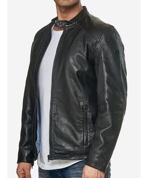 Moderne &amp; zeitlose Herren Lederjacke von TAZZIO 

Passform: normal &amp; bequem  

Verschluss: Reißverschluss

2 seitliche Eingrifftaschen &amp; 1 eingelassene Brusttasche mit Reißverschluss

Edle und hochwertige Knöpfe 

Hochwertiges Material &amp; bequem zu tragen 

Ideale Jacke für das ganze Jahr


GrößentabelleGröße S Brust (A) 57,5 cm / Länge (B) 69,5 cm / Armlänge (C) 66,5 cm / Handgelenk (D) 13,5cmGröße M Brust (A) 60 cm / Länge (B) 71 cm / Armlänge (C) 67 cm / Handgelenk (D) 13,75 cmGröße L Brust (A) 62,5 cm / Länge (B) 72,5 cm / Armlänge (C) 67,5 cm / Handgelenk (D) 14 cmGröße XL Brust (A) 65 cm / Länge (B) 74 cm / Armlänge (C)  68 cm / Handgelenk (D) 14,25 cmGröße XXL Brust (A) 67,5 cm / Länge (B) 75,5 cm / Armlänge (C) 68,5 cm / Handgelenk (D) 14,5 cmRichtwerte - hierbei handelt es sich um ca. Angaben zur Orientierung / (Toleranz ca. +/- 1-2cm)