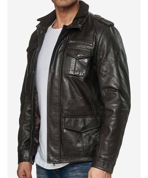 Moderne &amp; zeitlose Herren Lederjacke von TAZZIO 

Passform: normal &amp; bequem  

Verschluss: Reißverschluss 

Trenchcoat-Look 

Edle und hochwertige Knöpfe 

Hochwertiges Material &amp; bequem zu tragen 

Ideale Jacke für das ganze Jahr

GrößentabelleGröße S Brust (A) 57,5 cm / Länge (B) 69,5 cm / Armlänge (C) 66,5 cm / Handgelenk (D) 13,5cmGröße M Brust (A) 60 cm / Länge (B) 71 cm / Armlänge (C) 67 cm / Handgelenk (D) 13,75 cmGröße L Brust (A) 62,5 cm / Länge (B) 72,5 cm / Armlänge (C) 67,5 cm / Handgelenk (D) 14 cmGröße XL Brust (A) 65 cm / Länge (B) 74 cm / Armlänge (C)  68 cm / Handgelenk (D) 14,25 cmGröße XXL Brust (A) 67,5 cm / Länge (B) 75,5 cm / Armlänge (C) 68,5 cm / Handgelenk (D) 14,5 cmRichtwerte - hierbei handelt es sich um ca. Angaben zur Orientierung / (Toleranz ca. +/- 1-2cm)