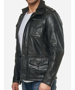 Moderne &amp; zeitlose Herren Lederjacke von TAZZIO 

Passform: normal &amp; bequem  

Verschluss: Reißverschluss 

Trenchcoat-Look 

Edle und hochwertige Knöpfe 

Hochwertiges Material &amp; bequem zu tragen 

Ideale Jacke für das ganze Jahr

GrößentabelleGröße S Brust (A) 57,5 cm / Länge (B) 69,5 cm / Armlänge (C) 66,5 cm / Handgelenk (D) 13,5cmGröße M Brust (A) 60 cm / Länge (B) 71 cm / Armlänge (C) 67 cm / Handgelenk (D) 13,75 cmGröße L Brust (A) 62,5 cm / Länge (B) 72,5 cm / Armlänge (C) 67,5 cm / Handgelenk (D) 14 cmGröße XL Brust (A) 65 cm / Länge (B) 74 cm / Armlänge (C)  68 cm / Handgelenk (D) 14,25 cmGröße XXL Brust (A) 67,5 cm / Länge (B) 75,5 cm / Armlänge (C) 68,5 cm / Handgelenk (D) 14,5 cmRichtwerte - hierbei handelt es sich um ca. Angaben zur Orientierung / (Toleranz ca. +/- 1-2cm)