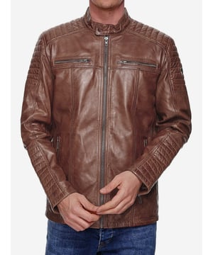Moderne &amp; zeitlose Herren Lederjacke von TAZZIO 

Passform: normal &amp; bequem  

Verschluss: Reißverschluss

Biker-Look

2 seitliche Eingrifftaschen, 2 Brusttaschen &amp; 1 eingelassene Brusttasche - mit Reißverschluss 

Edle und hochwertige Knöpfe

Hochwertiges Material &amp; bequem zu tragen 

Ideale Jacke für das ganze Jahr


GrößentabelleGröße S Brust (A) 57,5 cm / Länge (B) 69,5 cm / Armlänge (C) 66,5 cm / Handgelenk (D) 13,5cmGröße M Brust (A) 60 cm / Länge (B) 71 cm / Armlänge (C) 67 cm / Handgelenk (D) 13,75 cmGröße L Brust (A) 62,5 cm / Länge (B) 72,5 cm / Armlänge (C) 67,5 cm / Handgelenk (D) 14 cmGröße XL Brust (A) 65 cm / Länge (B) 74 cm / Armlänge (C)  68 cm / Handgelenk (D) 14,25 cmGröße XXL Brust (A) 67,5 cm / Länge (B) 75,5 cm / Armlänge (C) 68,5 cm / Handgelenk (D) 14,5 cmRichtwerte - hierbei handelt es sich um ca. Angaben zur Orientierung / (Toleranz ca. +/- 1-2cm)