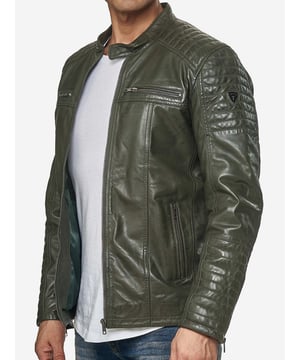 Moderne &amp; zeitlose Herren Lederjacke von TAZZIO 

Passform: normal &amp; bequem  

Verschluss: Reißverschluss

Biker-Look

2 seitliche Eingrifftaschen, 2 Brusttaschen &amp; 1 eingelassene Brusttasche - mit Reißverschluss 

Edle und hochwertige Knöpfe

Hochwertiges Material &amp; bequem zu tragen 

Ideale Jacke für das ganze Jahr


GrößentabelleGröße S Brust (A) 57,5 cm / Länge (B) 69,5 cm / Armlänge (C) 66,5 cm / Handgelenk (D) 13,5cmGröße M Brust (A) 60 cm / Länge (B) 71 cm / Armlänge (C) 67 cm / Handgelenk (D) 13,75 cmGröße L Brust (A) 62,5 cm / Länge (B) 72,5 cm / Armlänge (C) 67,5 cm / Handgelenk (D) 14 cmGröße XL Brust (A) 65 cm / Länge (B) 74 cm / Armlänge (C)  68 cm / Handgelenk (D) 14,25 cmGröße XXL Brust (A) 67,5 cm / Länge (B) 75,5 cm / Armlänge (C) 68,5 cm / Handgelenk (D) 14,5 cmRichtwerte - hierbei handelt es sich um ca. Angaben zur Orientierung / (Toleranz ca. +/- 1-2cm)