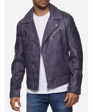 Moderne &amp; zeitlose Herren Lederjacke von Tazzio
	Verschluss: Schräger Reißverschluss
	Reverskragen
	Biker-Look
	Seitliche Reißverschlusstaschen
	Brusttasche mit Reißverschluss
	Eingelassene Innentasche
	Edle und hochwertige Knöpfe/Nieten
	Ton-in-Ton-Nähte
	Hochwertiges Material &amp; bequem zu tragen
	Ideale Jacke für das ganze Jahr


Passform


	
Passform: Regular Fit (normal)
	
Länge: Normale Länge
	
Ärmellänge: Langarm


Material &amp; Pflege


	
Material: 100% Leder
	
Pflegehinweise: Lederreinigung (siehe bitte Etikett)


Größentabelle
Größe S Brust (A) 57,5 cm / Länge (B) 69,5 cm / Armlänge (C) 66,5 cm / Handgelenk (D) 13,5cm
Größe M Brust (A) 60 cm / Länge (B) 71 cm / Armlänge (C) 67 cm / Handgelenk (D) 13,75 cm
Größe L Brust (A) 62,5 cm / Länge (B) 72,5 cm / Armlänge (C) 67,5 cm / Handgelenk (D) 14 cm
Größe XL Brust (A) 65 cm / Länge (B) 74 cm / Armlänge (C)  68 cm / Handgelenk (D) 14,25 cm
Größe XXL Brust (A) 67,5 cm / Länge (B) 75,5 cm / Armlänge (C) 68,5 cm / Handgelenk (D) 14,5 cm
Richtwerte - hierbei handelt es sich um ca. Angaben zur Orientierung / (Toleranz ca. +/- 1-2cm)