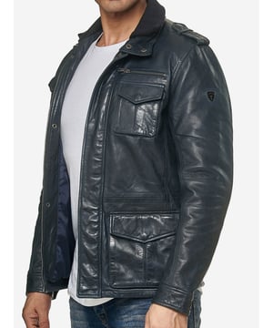 Moderne &amp; zeitlose Herren Lederjacke von TAZZIO 

Passform: normal &amp; bequem  

Verschluss: Reißverschluss 

Trenchcoat-Look 

Edle und hochwertige Knöpfe 

Hochwertiges Material &amp; bequem zu tragen 

Ideale Jacke für das ganze Jahr

GrößentabelleGröße S Brust (A) 57,5 cm / Länge (B) 69,5 cm / Armlänge (C) 66,5 cm / Handgelenk (D) 13,5cmGröße M Brust (A) 60 cm / Länge (B) 71 cm / Armlänge (C) 67 cm / Handgelenk (D) 13,75 cmGröße L Brust (A) 62,5 cm / Länge (B) 72,5 cm / Armlänge (C) 67,5 cm / Handgelenk (D) 14 cmGröße XL Brust (A) 65 cm / Länge (B) 74 cm / Armlänge (C)  68 cm / Handgelenk (D) 14,25 cmGröße XXL Brust (A) 67,5 cm / Länge (B) 75,5 cm / Armlänge (C) 68,5 cm / Handgelenk (D) 14,5 cmRichtwerte - hierbei handelt es sich um ca. Angaben zur Orientierung / (Toleranz ca. +/- 1-2cm)