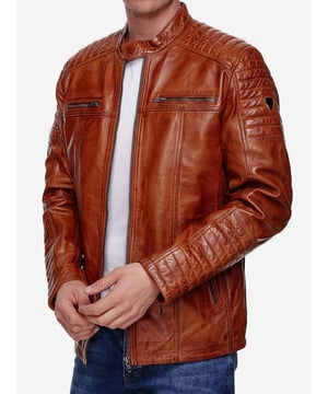 Moderne &amp; zeitlose Herren Lederjacke von TAZZIO 

Passform: normal &amp; bequem  

Verschluss: Reißverschluss

Biker-Look

2 seitliche Eingrifftaschen, 2 Brusttaschen &amp; 1 eingelassene Brusttasche - mit Reißverschluss 

Edle und hochwertige Knöpfe

Hochwertiges Material &amp; bequem zu tragen 

Ideale Jacke für das ganze Jahr


GrößentabelleGröße S Brust (A) 57,5 cm / Länge (B) 69,5 cm / Armlänge (C) 66,5 cm / Handgelenk (D) 13,5cmGröße M Brust (A) 60 cm / Länge (B) 71 cm / Armlänge (C) 67 cm / Handgelenk (D) 13,75 cmGröße L Brust (A) 62,5 cm / Länge (B) 72,5 cm / Armlänge (C) 67,5 cm / Handgelenk (D) 14 cmGröße XL Brust (A) 65 cm / Länge (B) 74 cm / Armlänge (C)  68 cm / Handgelenk (D) 14,25 cmGröße XXL Brust (A) 67,5 cm / Länge (B) 75,5 cm / Armlänge (C) 68,5 cm / Handgelenk (D) 14,5 cmRichtwerte - hierbei handelt es sich um ca. Angaben zur Orientierung / (Toleranz ca. +/- 1-2cm)