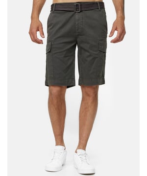 Artikelbeschreibung


	Moderne &amp; zeitlose Herren Cargo Shorts von Tazzio
	
Verschluss: Reißverschluss
	
Hosentaschen: Eingrifftaschen, Coinpocket, Cargotaschen, Gesäßtaschen
	Inkl. abnehmbarem Gürtel
	Gürtelschlaufen
	Hochwertiges Material &amp; bequem zu tragen
	Ideale Jeans Shorts das ganze Jahr


Passform


	
Passform: Regular Fit
	
Länge: Kurz
	
Leibhöhe: Normal


Material &amp; Pflege


	
Material Oberstoff: 98% Baumwolle, 2% Elasthan
	
Elastizität: Leicht elastisch
	
Pflegehinweise: Maschinenwäsche