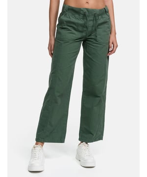 Artikelbeschreibung


	Moderne &amp; zeitlose&nbsp;Damen Stoffhose von Tazzio
	Verschluss:&nbsp;Tunnelzug
	Hosentaschen: Eingrifftaschen, Ges&auml;&szlig;taschen
	Weit geschnittenes Bein (Wide Leg), gerade und locker fallend
	Cargo-/Utility-inspiriert, durch die aufgesetzten Taschen vorne
	Elastischer Rippbund mit Tunnelzug &ndash; sportlich und komfortabel
	Hochwertiges Material &amp; bequem zu tragen
	Ideale Hose f&uuml;r das ganze Jahr


Passform


	Passform:&nbsp;Weit
	Schnitt: Ausgestellt
	L&auml;nge: Kn&ouml;chellang
	Leibh&ouml;he: Normal


Material &amp; Pflege


	Material Oberstoff: 100% Baumwolle
	Pflegehinweise:&nbsp;Maschinenw&auml;sche
