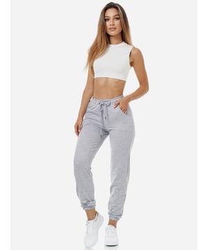 Moderne &amp; zeitlose Damen Jogginghose von Tazzio
	Passform: Regular Fit
	Verschluss: Tunnelzugband, elastischer Bund
	2 Eingrifftaschen
	Hochwertiges Material &amp; bequem zu tragen
	Ideale Sporthose für das ganze Jahr