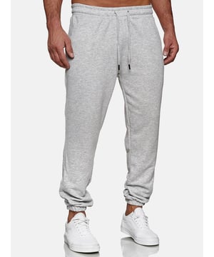 Artikelbeschreibung


	Moderne &amp; zeitlose Herren Jogginghose von Tazzio
	
Verschluss: Tunnelzug
	
Hosentaschen: Eingrifftaschen, Gesäßtasche
	Stretchanteil für eine optimale Passform
	Hochwertiges Material &amp; bequem zu tragen
	Ideale Jogginghose für das ganze Jahr


Passform


	
Passform: Harem Fit
	
Länge: Normal
	
Leibhöhe: Normal


Material &amp; Pflege


	
Material Oberstoff: 90% Baumwolle, 10% Polyester
	
Elastizität: Leicht elastisch, elastischer Bund
	
Pflegehinweise: Maschinenwäsche