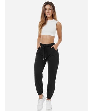 Moderne &amp; zeitlose Damen Jogginghose von Tazzio
	Passform: Regular Fit
	Verschluss: Tunnelzugband, elastischer Bund
	2 Eingrifftaschen
	Hochwertiges Material &amp; bequem zu tragen
	Ideale Sporthose für das ganze Jahr