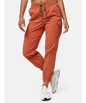 Artikelbeschreibung


	Moderne &amp; zeitlose Herren Jeans von Tazzio
	
Verschluss: Tunnelzug
	
Hosentaschen: Eingrifftaschen, Cargotaschen, Gesäßtaschen
	Stretchanteil für eine optimale Passform
	2 Taschen an den Beinseiten, via Knopf verschließbar
	Im Jogger-Stil
	Hochwertiges Material &amp; bequem zu tragen
	Ideale Hose für das ganze Jahr


Passform


	
Passform: Regular Fit
	
Länge: Knöchellang
	
Leibhöhe: Normal


Material &amp; Pflege


	
Material Oberstoff: 97% Baumwolle, 3% Elasthan
	
Elastizität: Leicht elastisch, elastischer Bund
	
Pflegehinweise: Maschinenwäsche