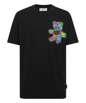 Dieses T-Shirt mit Rundhalsausschnitt, das verspielten Charme mit Streetwear-Flair verbindet, verkörpert modernen Stil mit einem Hauch von luxuriöser Handwerkskunst.   Gefertigt aus hochwertiger Baumwolle für außergewöhnliche Weichheit und Komfort.   Unterschrift Teddybär Ballon-Motiv fügt eine skurrile, Aussage-machende Note.   Klassischer Rundhalsausschnitt sorgt für vielseitiges, müheloses Styling.   Entspannte Passform bietet entspannten Luxus für lässige und gehobene Looks gleichermaßen.   Ideal, um jeder modernen Garderobe einen verspielten Twist hinzuzufügen.