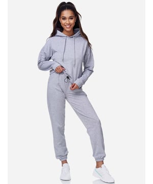 Moderner &amp; zeitloser Damen Jogginganzug von Tazzio
	Passform: Regular Fit
	Verschluss: Tunnelzugband, elastischer Bund
	SET bestehend aus Oberteil mit Kapuze &amp; Hose: Tunnelzug
	2 Taschen vorne bei der Jogginghose
	Hochwertiges Material &amp; bequem zu tragen
	Idealer Sportanzug für das ganze Jahr