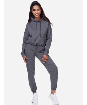 Moderner &amp; zeitloser Damen Jogginganzug von Tazzio
	Passform: Regular Fit
	Verschluss: Tunnelzugband, elastischer Bund
	SET bestehend aus Oberteil mit Kapuze &amp; Hose: Tunnelzug
	2 Taschen vorne bei der Jogginghose
	Hochwertiges Material &amp; bequem zu tragen
	Idealer Sportanzug für das ganze Jahr